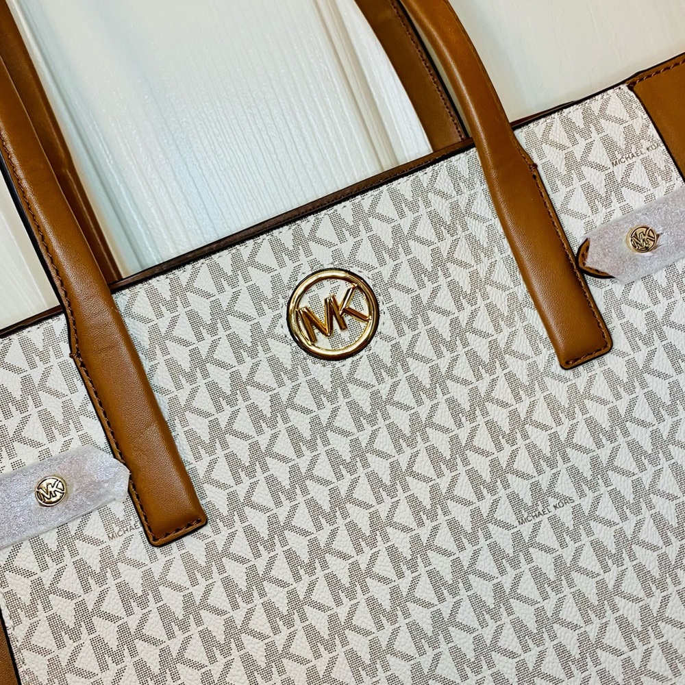 NEW! Michael Kors Vanilla MK Signature Large Carmen Logo Tote - Picture 8 of 13